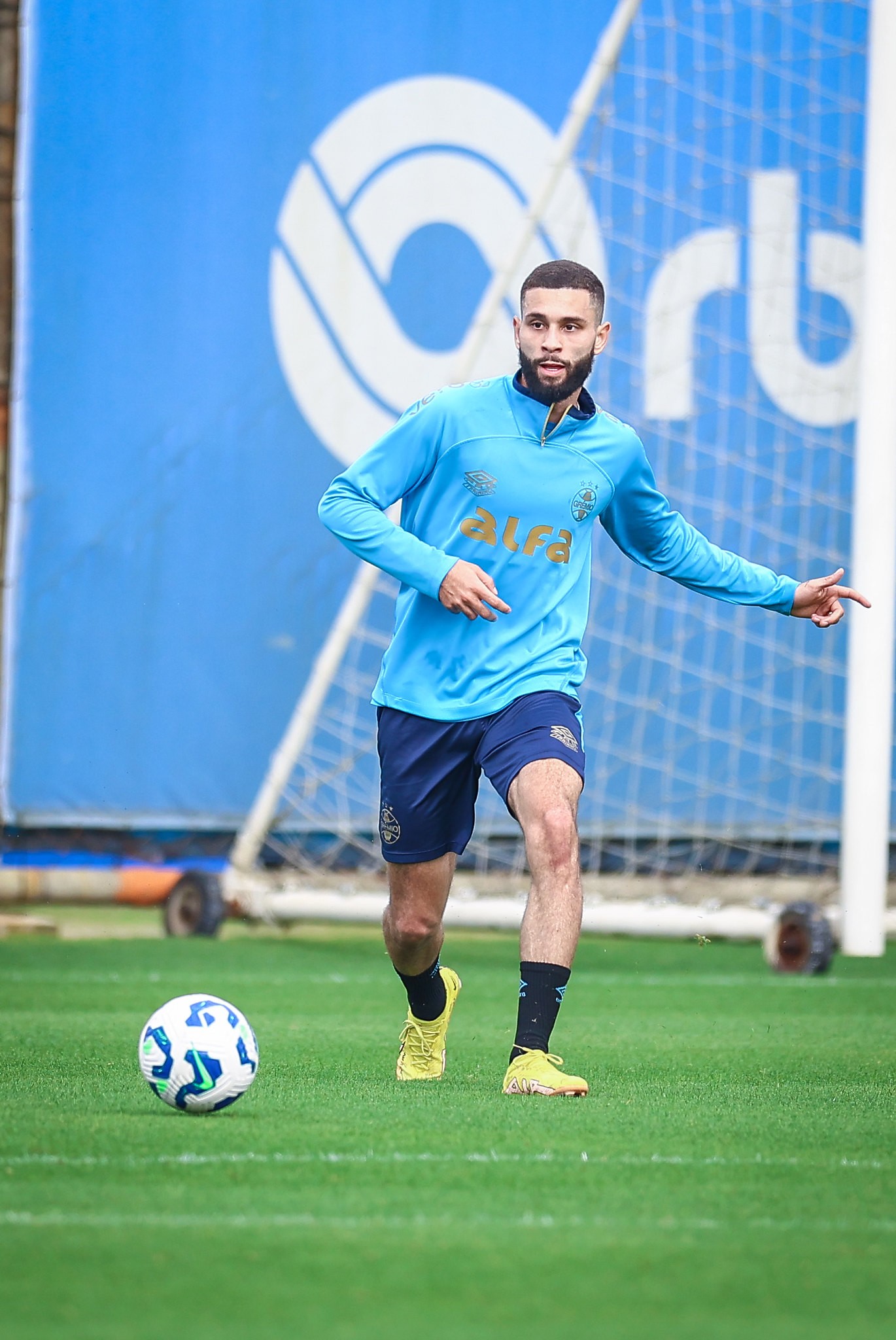 Clubes do Catar e de Cristiano Ronaldo interessados em zagueiro do Grêmio
