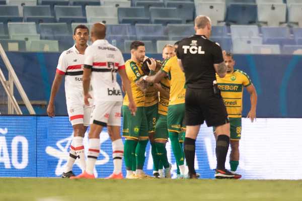 Crítica de Luiz Gustavo: atuação do São Paulo é vergonhosa no futebol.