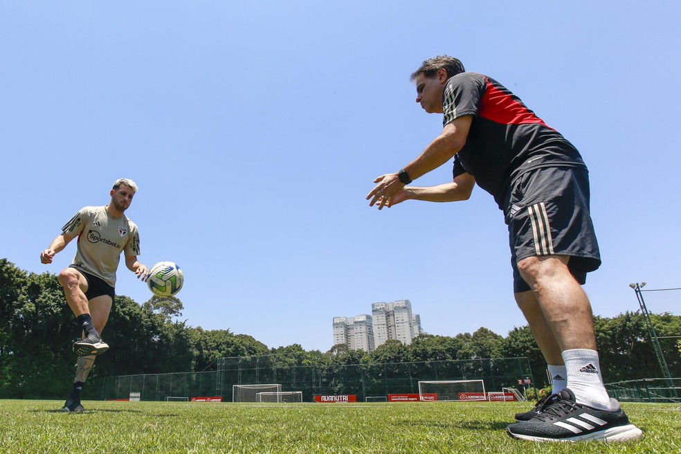 Calleri treinou com bola nesta terça-feira — Foto: Divulgação