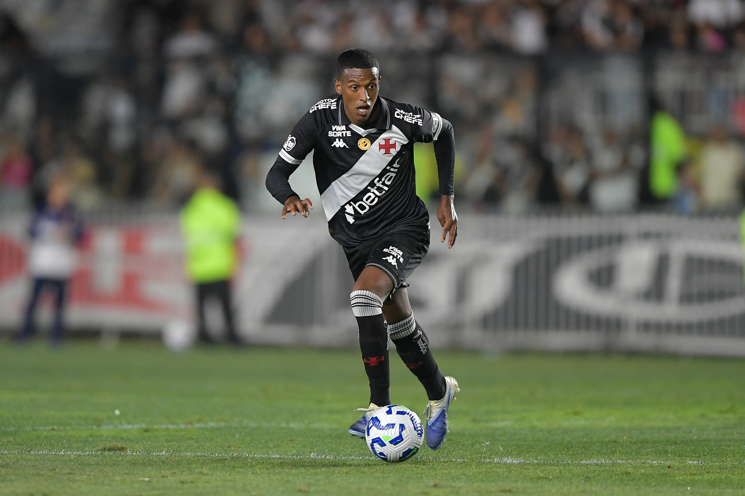 Cuesta e Robert Renan estreiam como dupla e mostram credenciais para dar esperança à defesa do Vasco