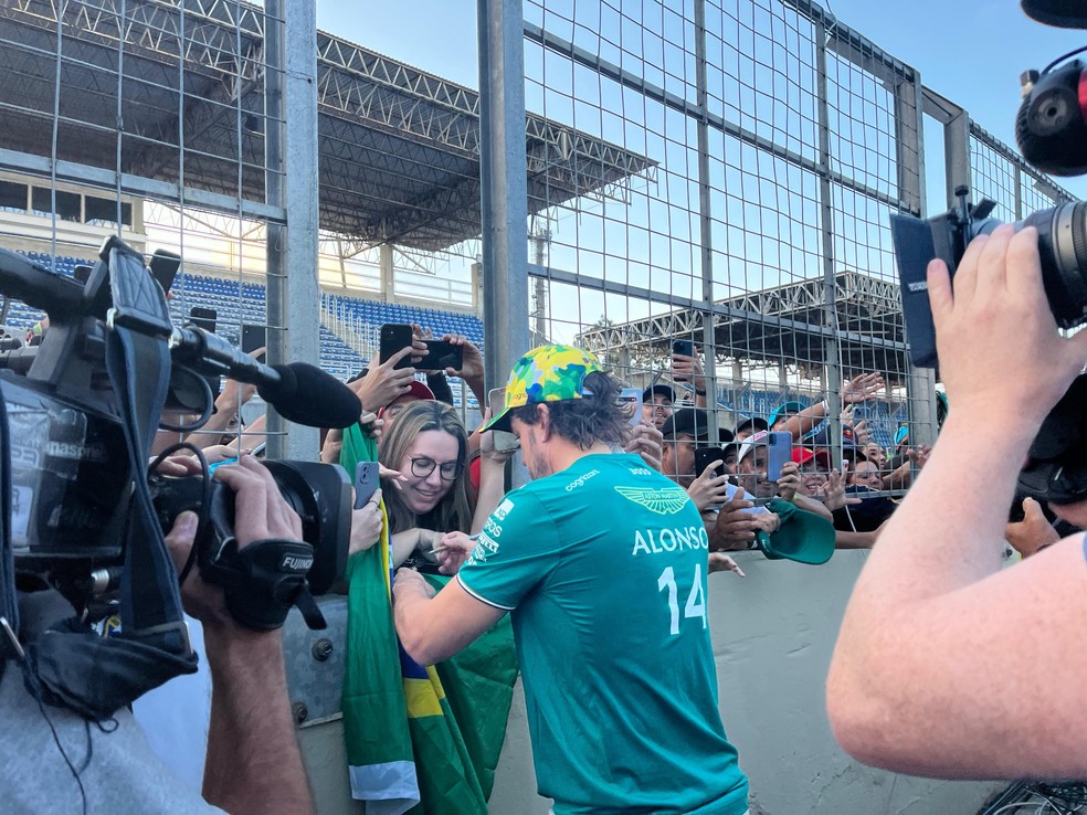 Fernando Alonso atende fãs após o pódio no GP de São Paulo de F1 2023 — Foto: Bruna Rodrigues/ge