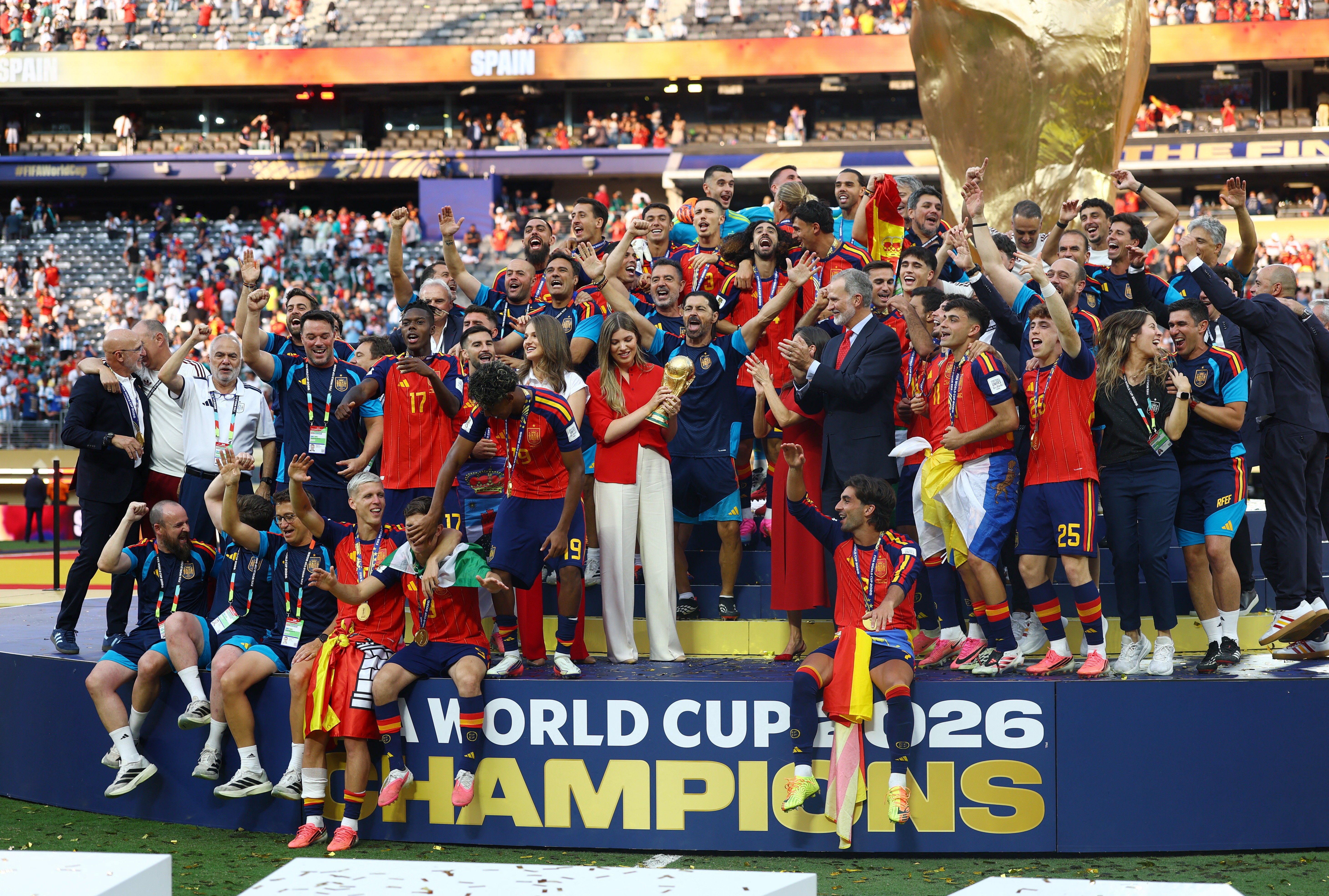 Entenda porque jogadores da Espanha usaram bandeiras diferentes no pódio da Copa do Mundo