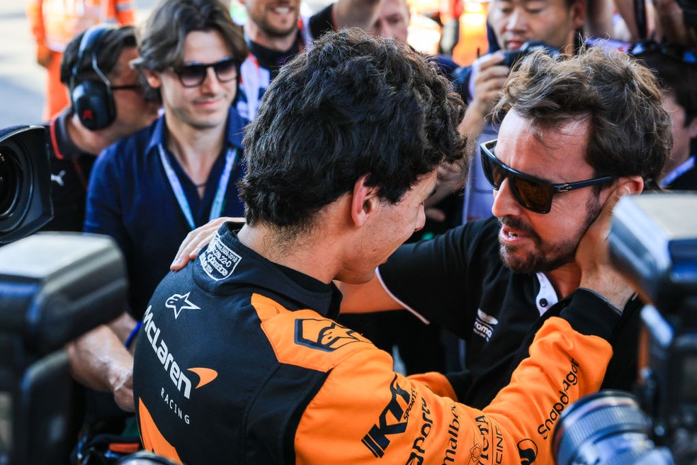 Fernando Alonso parabeniza Gabriel Bortoleto por título da F2 2024 — Foto: Kym Illman/Getty Images