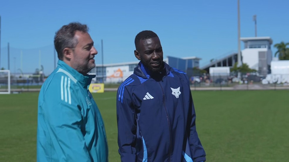 Alexandre Mattos e Bolasie em pré-temporada do Cruzeiro — Foto: TV Globo