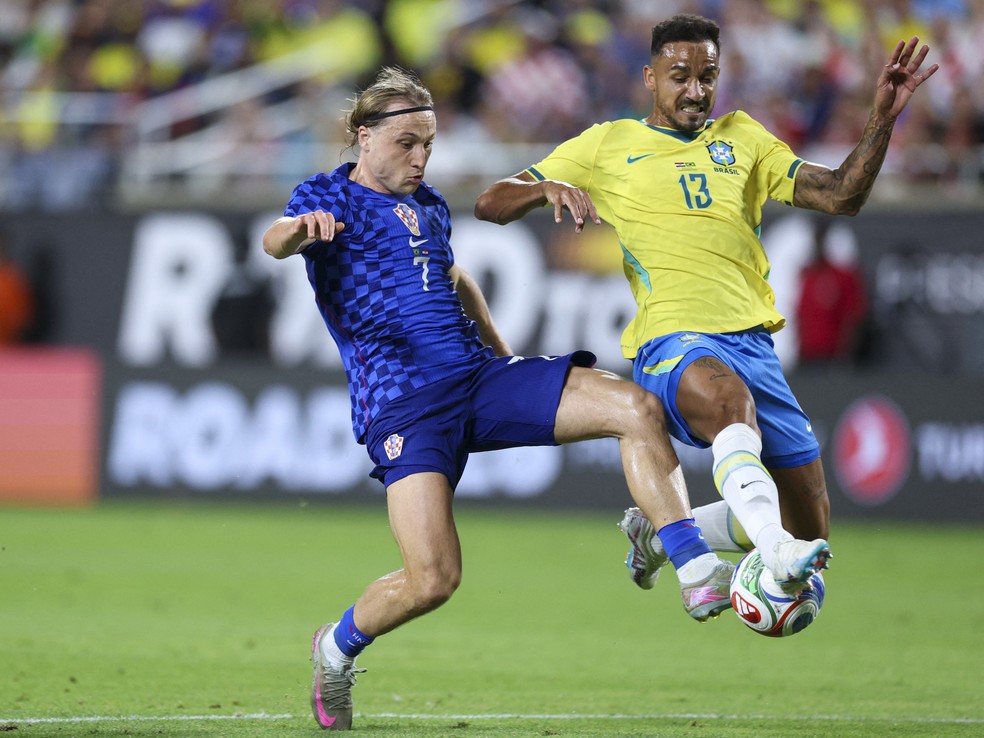 Danilo tenta bloquear Majer no gol da Cro�cia contra o Brasil � Foto: Nathan Ray Seebeck / Reuters
