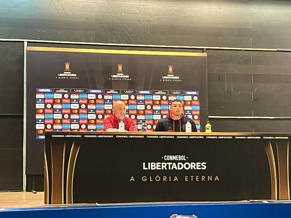 Sampaoli em coletiva de Flamengo x Racing &mdash; Foto: Thayuan Leiras/ge