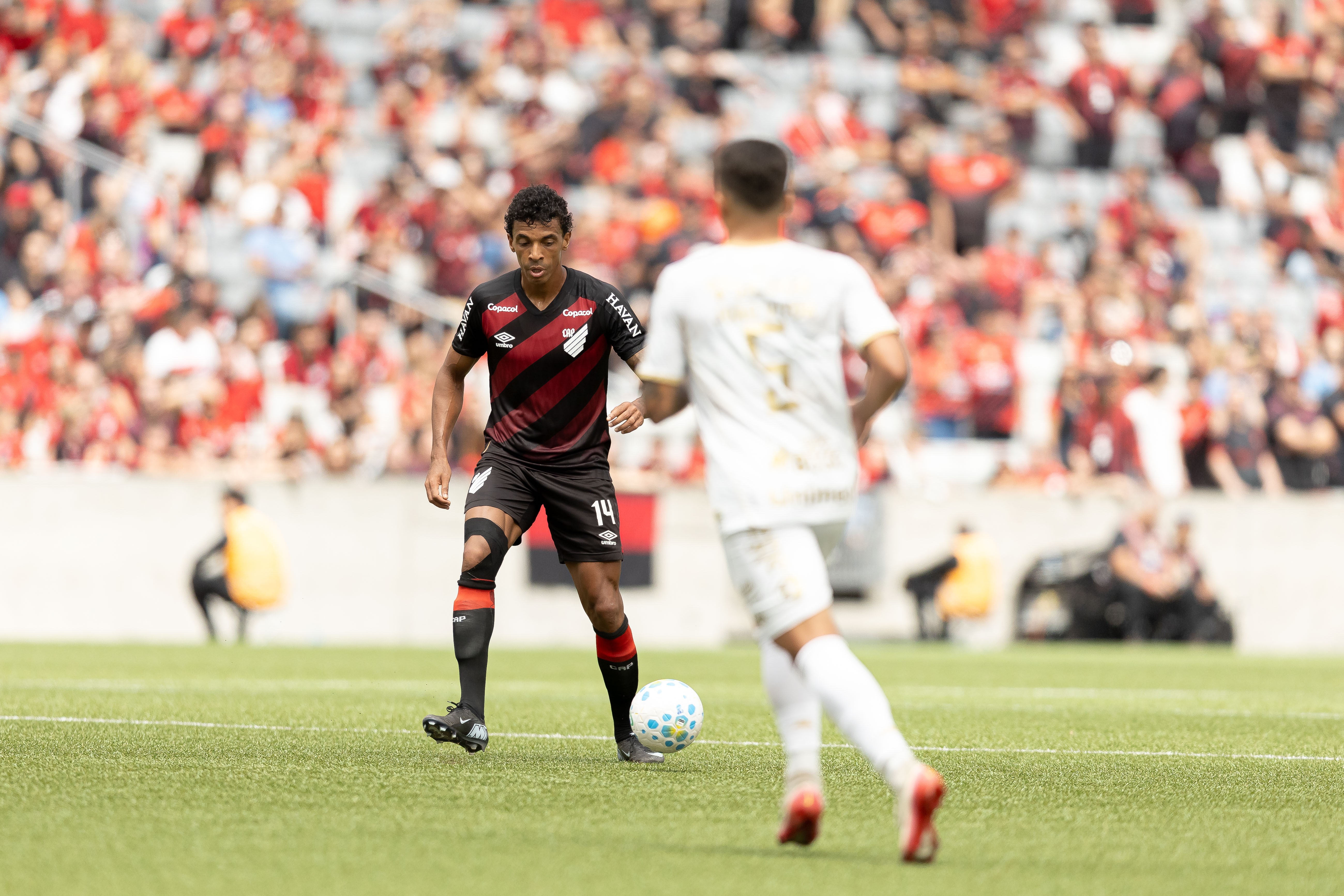 Luiz Gustavo afasta dúvidas no Athletico e vira protagonista | Ge