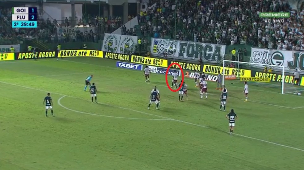 Thiago Santos estava marcando Alesson e o largou no segundo gol do Goi�s � Foto: Reprodu��o / Premiere