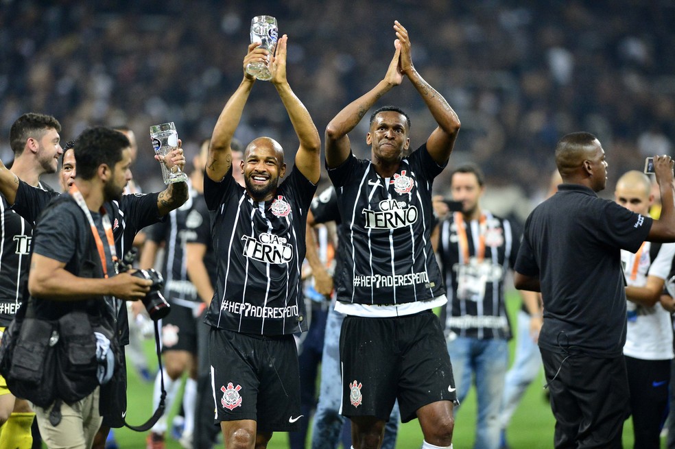 Fellipe Bastos e Jô, em 2017, pelo Corinthians — Foto: Marcos Ribolli