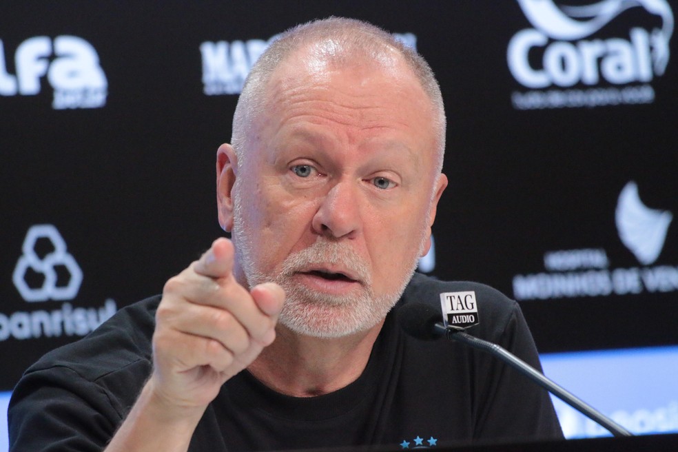 Mano Menezes respondeu sobre o desrespeito que recebeu durante o jogo — Foto: Rafael Favero