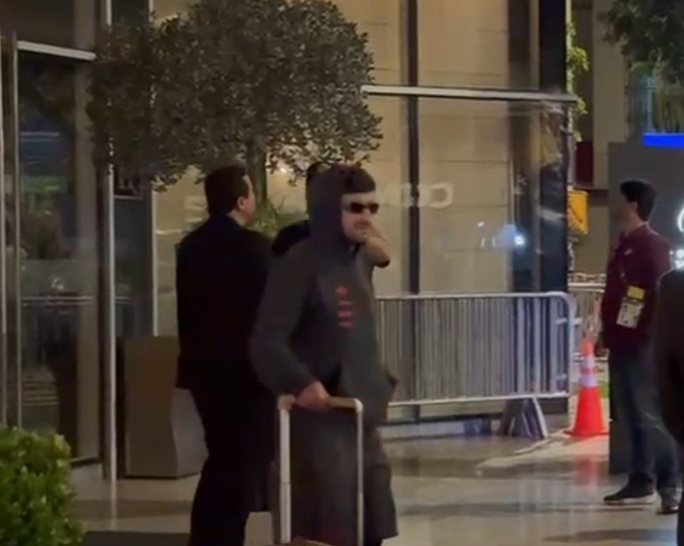 Arrascaeta, do Flamengo, na sa�da do hotel em Lima &mdash; Foto: Luiza S� / ge