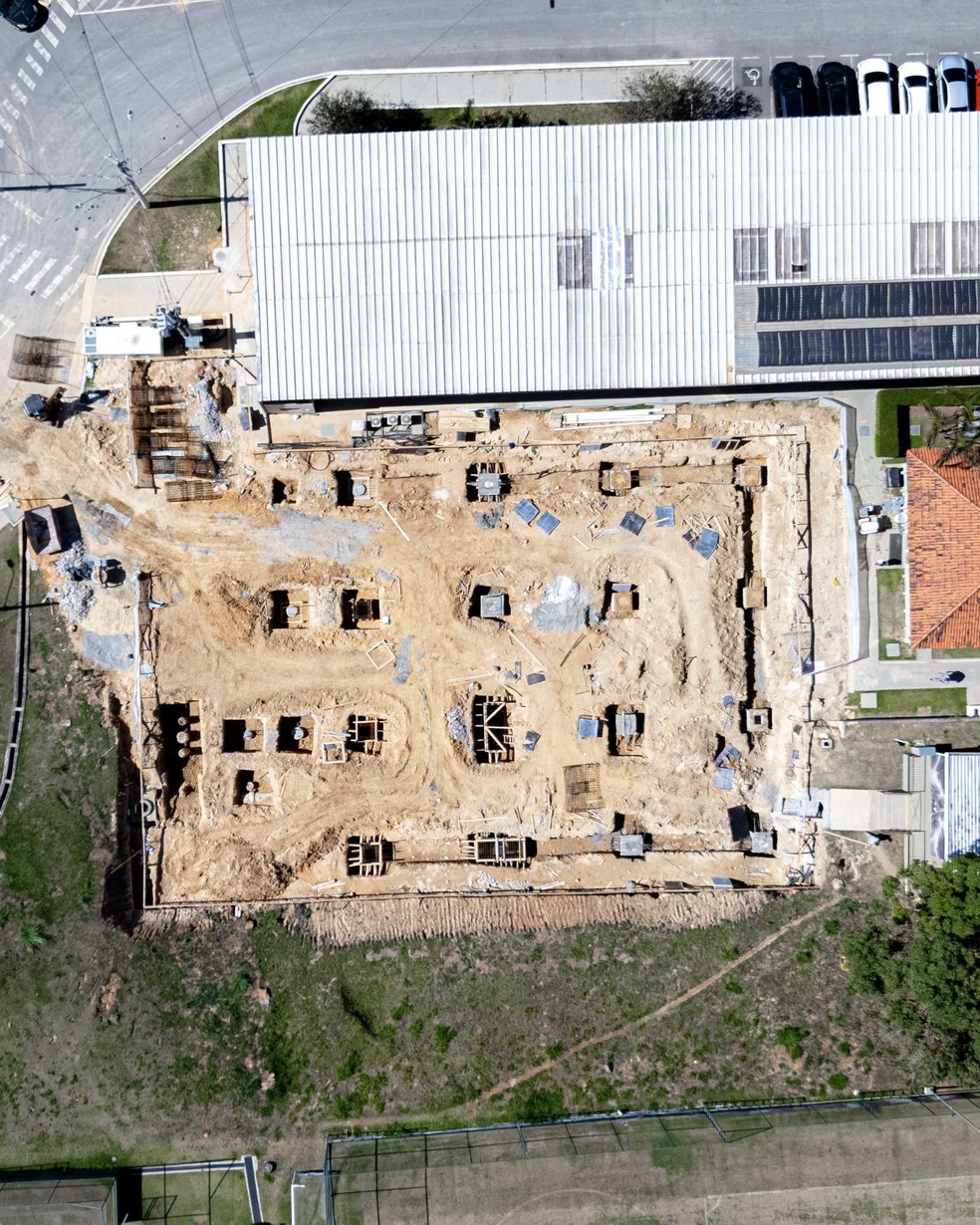Obra na Cidade do Galo com foco no prédio da base