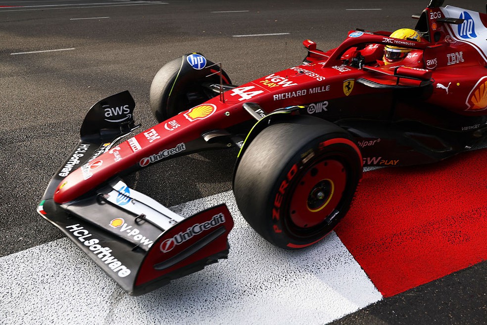 Lewis Hamilton no segundo treino livre para o GP do Azerbaijão — Foto: Mark Thompson/Getty Images