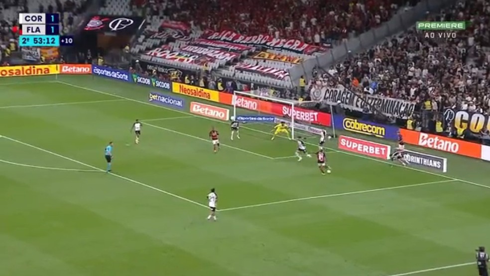 Chance perdida por Wallace Yan em Corinthians x Flamengo � Foto: Reprodu��o / Premiere