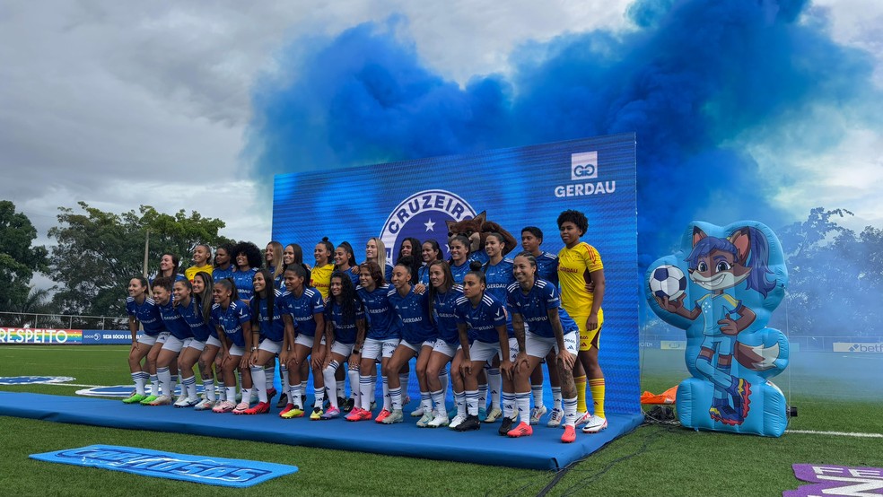 Cruzeiro apresenta time feminino — Foto: Lavínia Aguiar