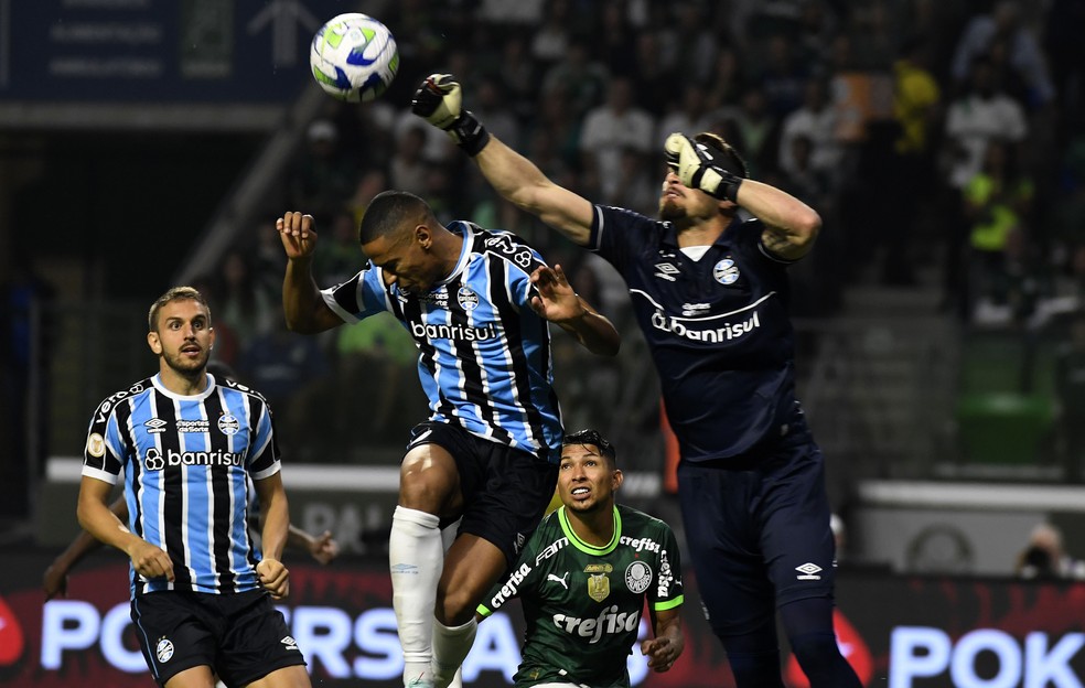 Bruno Uvini, Bruno Alves e Gabriel Grando em derrota do Grêmio — Foto: Marcos Ribolli