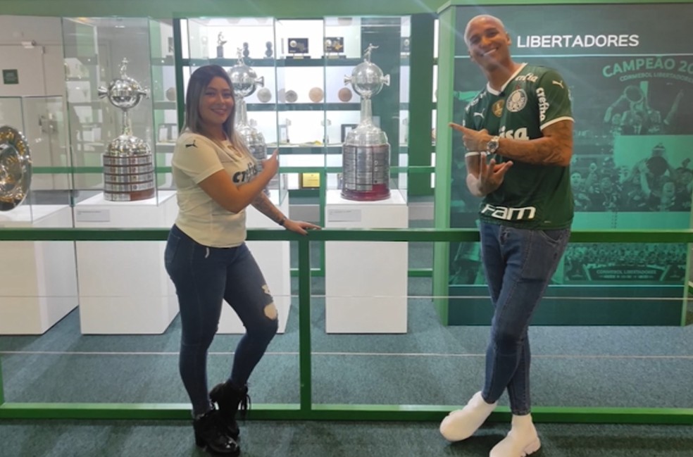 Kassia Poggi e Deyverson com a taça da Libertadores — Foto: Arquivo Pessoal