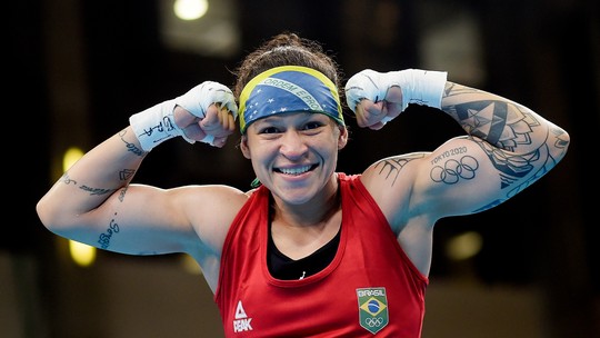 Da garagem à glória: Bia Ferreira encerra carreira olímpica como maior medalhista do Brasil no boxe