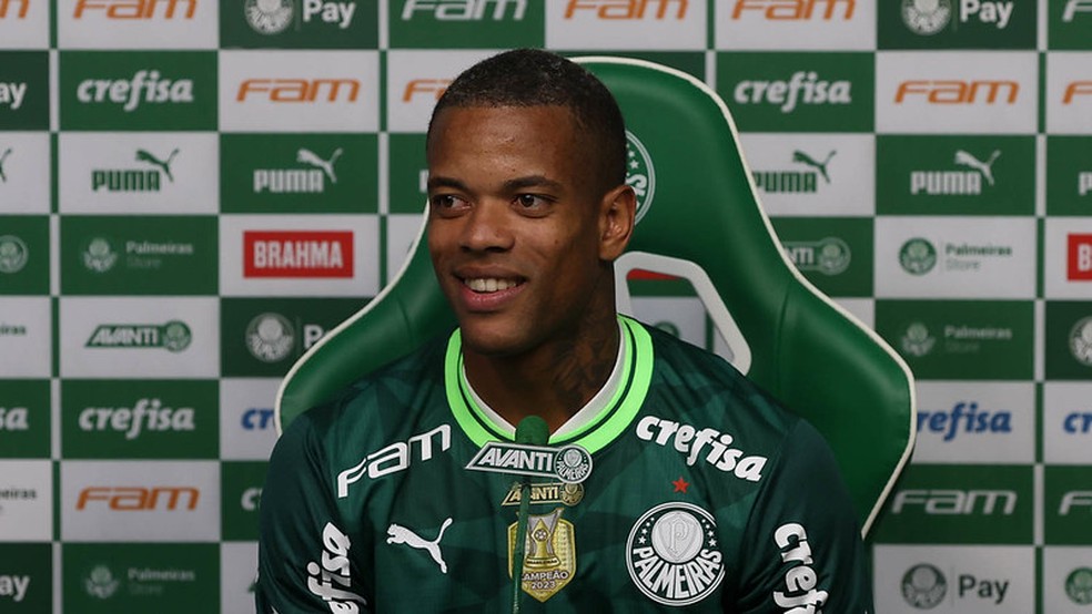 Caio Paulista em apresentação como novo reforço do Palmeiras para 2024 — Foto: Cesar Greco / Palmeiras