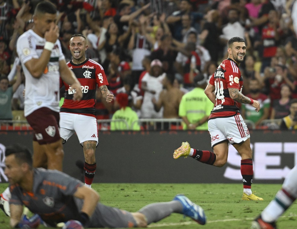 Arrascaeta sai para comemorar gol em Flamengo x Fluminense — Foto: André Durão