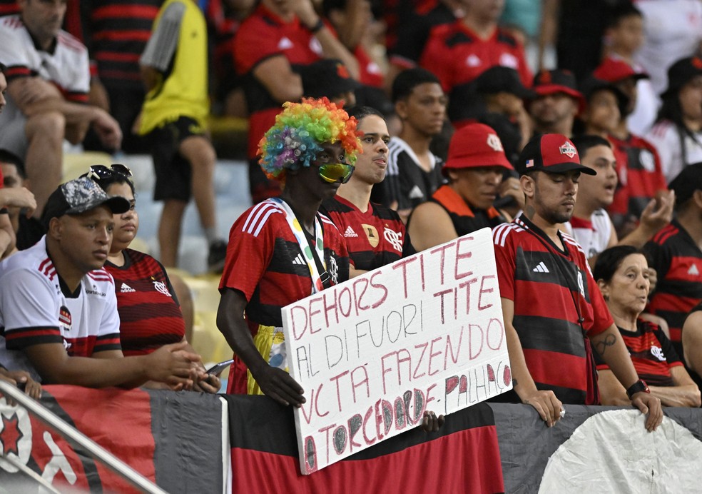 Torcedor do Flamengo protesta contra o técnico Tite — Foto: André Durão/ge