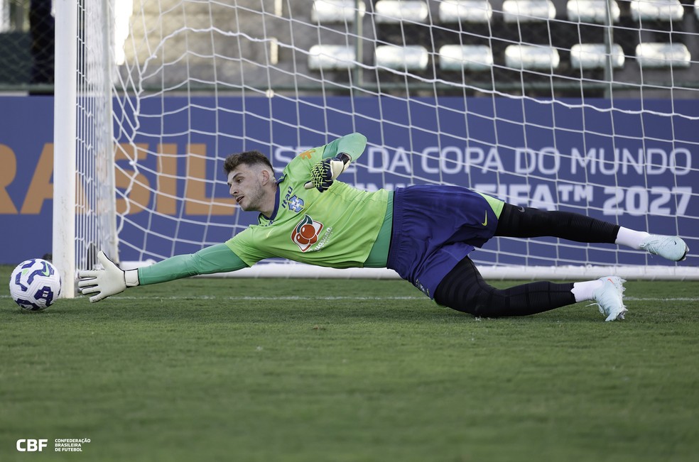 Bento em treino da seleção brasileira em Brasília — Foto: Rafael Ribeiro/CBF
