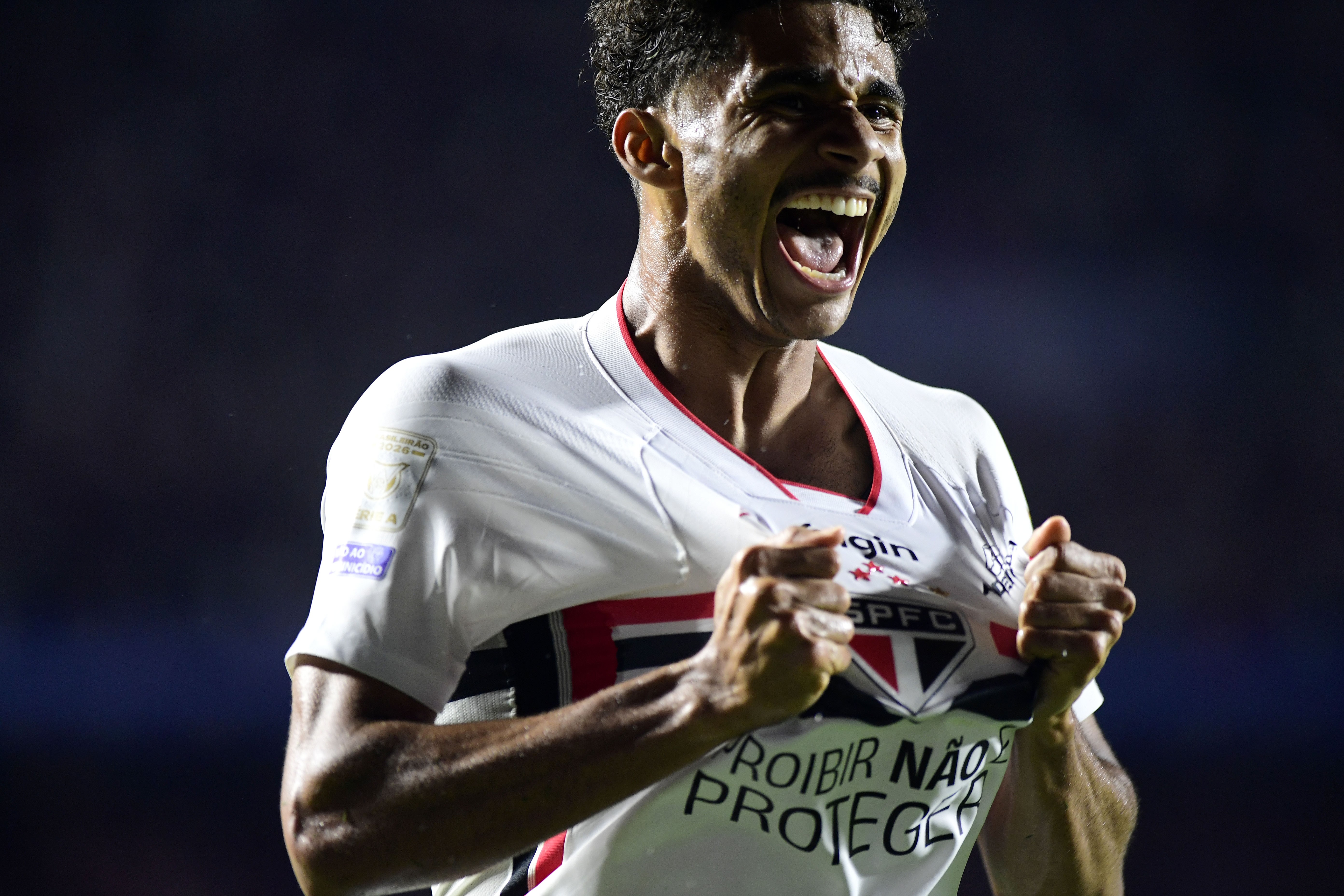 Pedro Lima "dorme com a camisa" do São Paulo, acorda titular e domina a posição