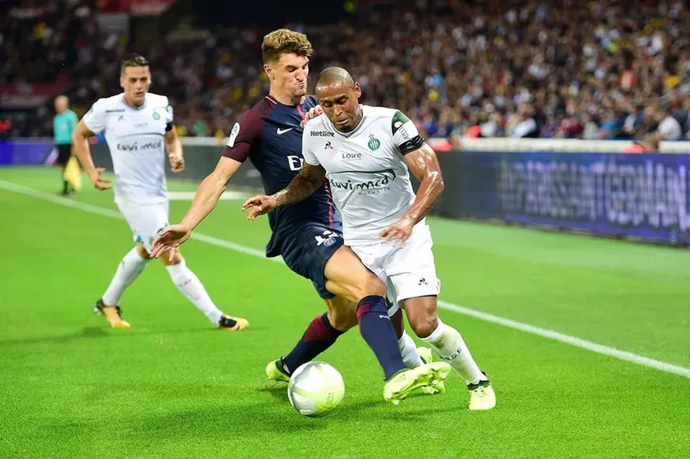 Gabriel Silva em ação contra o PSG — Foto: Getty Images