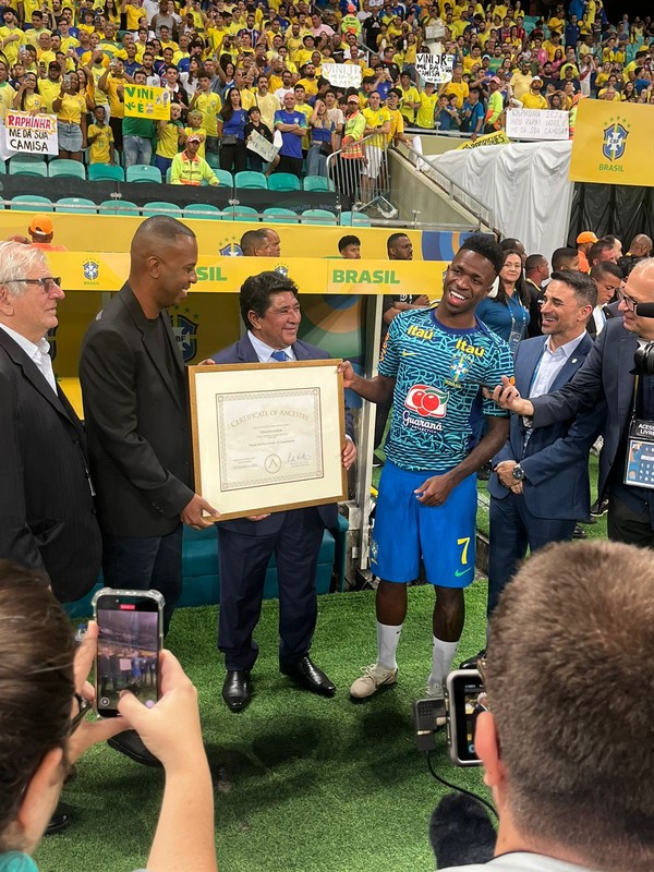 Vini Jr e Ednaldo Rodrigues em ação da CBF — Foto: Reprodução