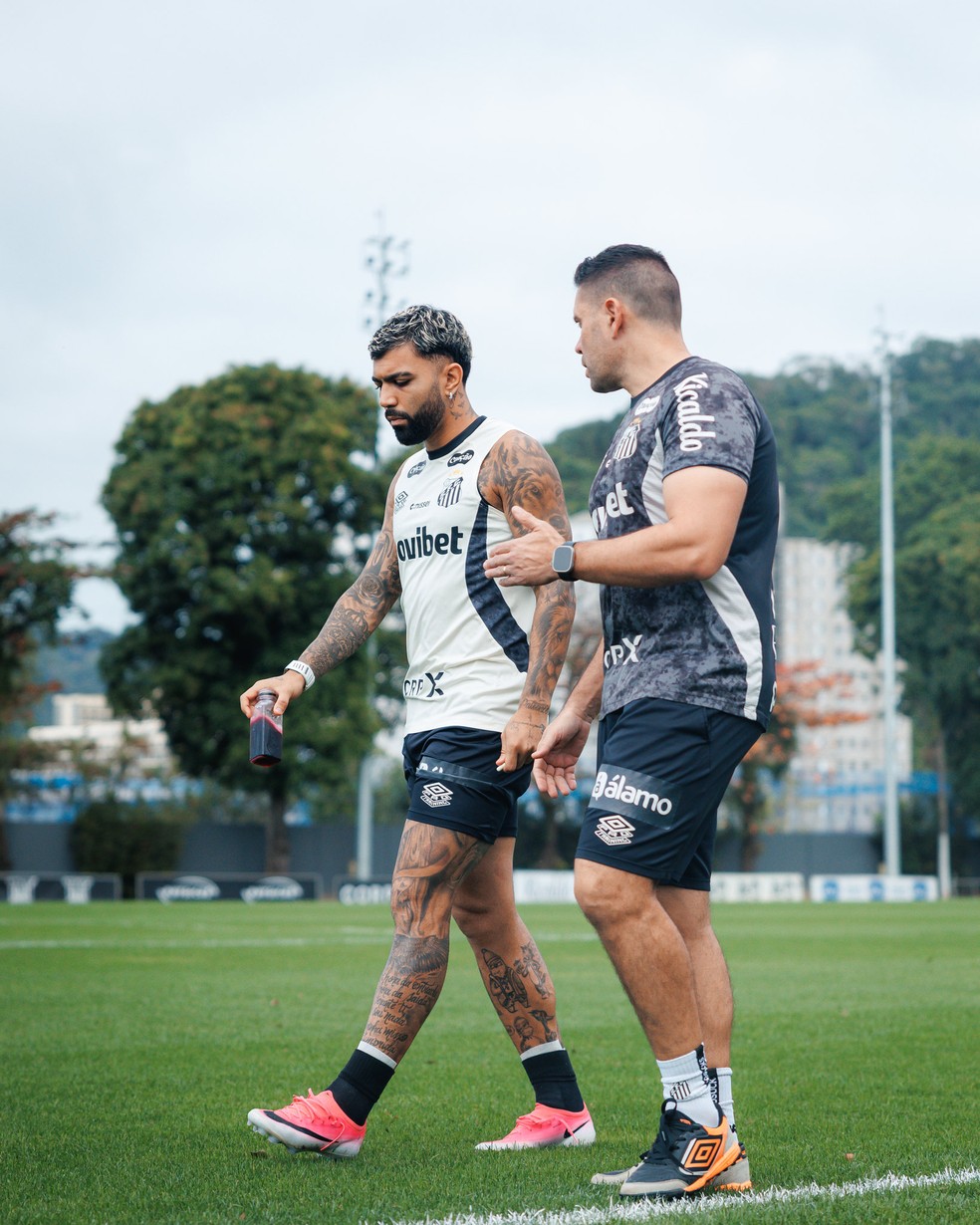 Gabigol durante treino do Santos no CT Rei Pelé — Foto: Raul Baretta/ Santos FC