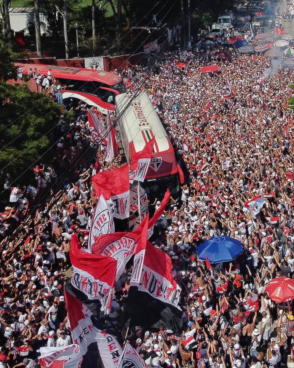 Ônibus do São Paulo na saída do CT da Barra Funda no último sábado — Foto: Miguel Schincariol / saopaulofc