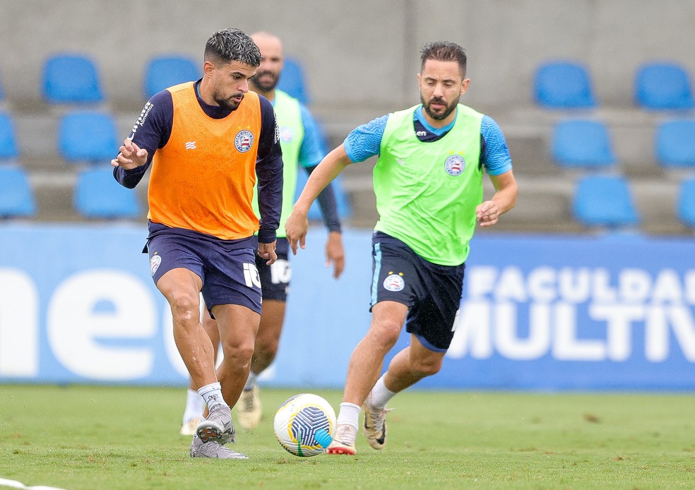 Cauly e Everton Ribeiro são os maestros do Bahia — Foto: Tiago Caldas/EC Bahia