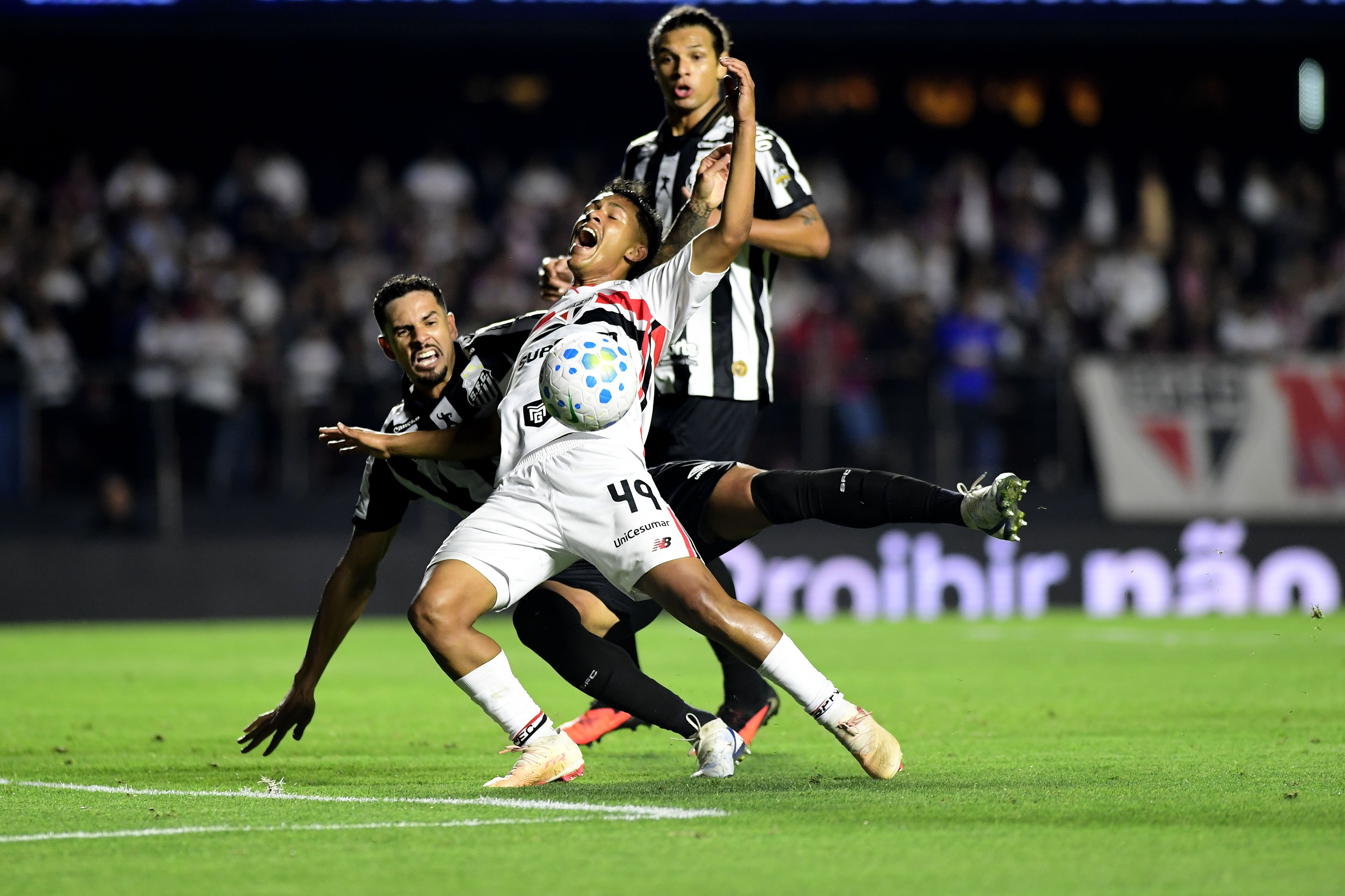 PC Oliveira diz que árbitro errou ao aplicar regra anticera antes de gol do Santos sobre o São Paulo
