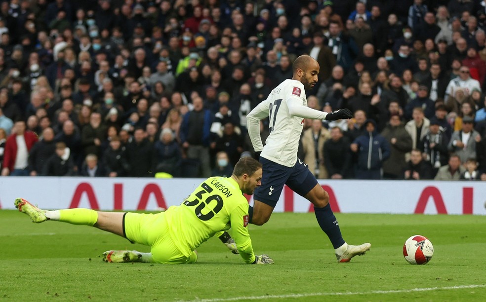 Lucas Moura dribla goleiro e faz o seu gol na vitória do Tottenham contra o Morecambe — Foto: Matthew Childs/Reuters