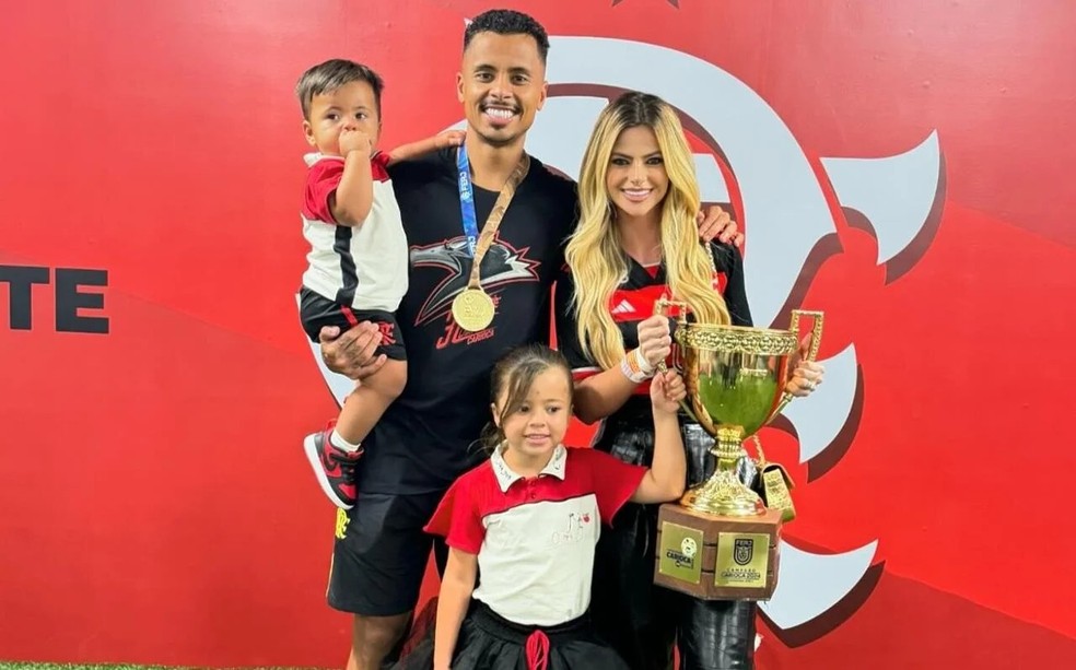 Allan ao lado da ex-mulher, Jordana, e dos filhos — Foto: Divulgação