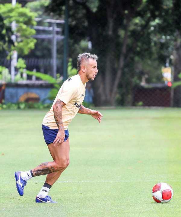 Rafinha treina com bola no CT e está apto para reforçar São Paulo