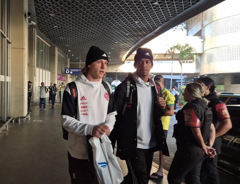 David Luiz e Carlinhos no desembarque do Flamengo — Foto: Ronald Lincoln