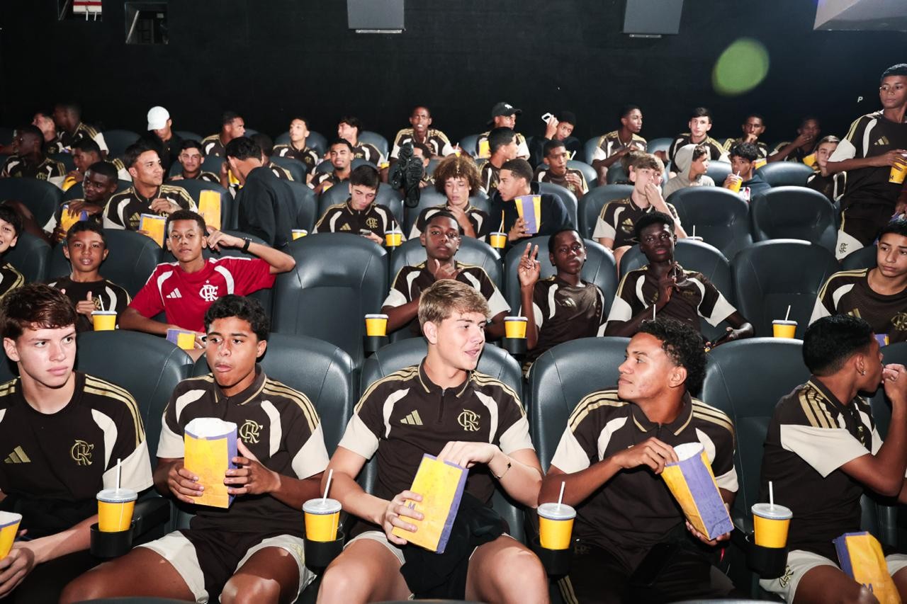 Flamengo leva jogadores da base ao cinema para "lição de vida" com filme do Zico; veja como foi
