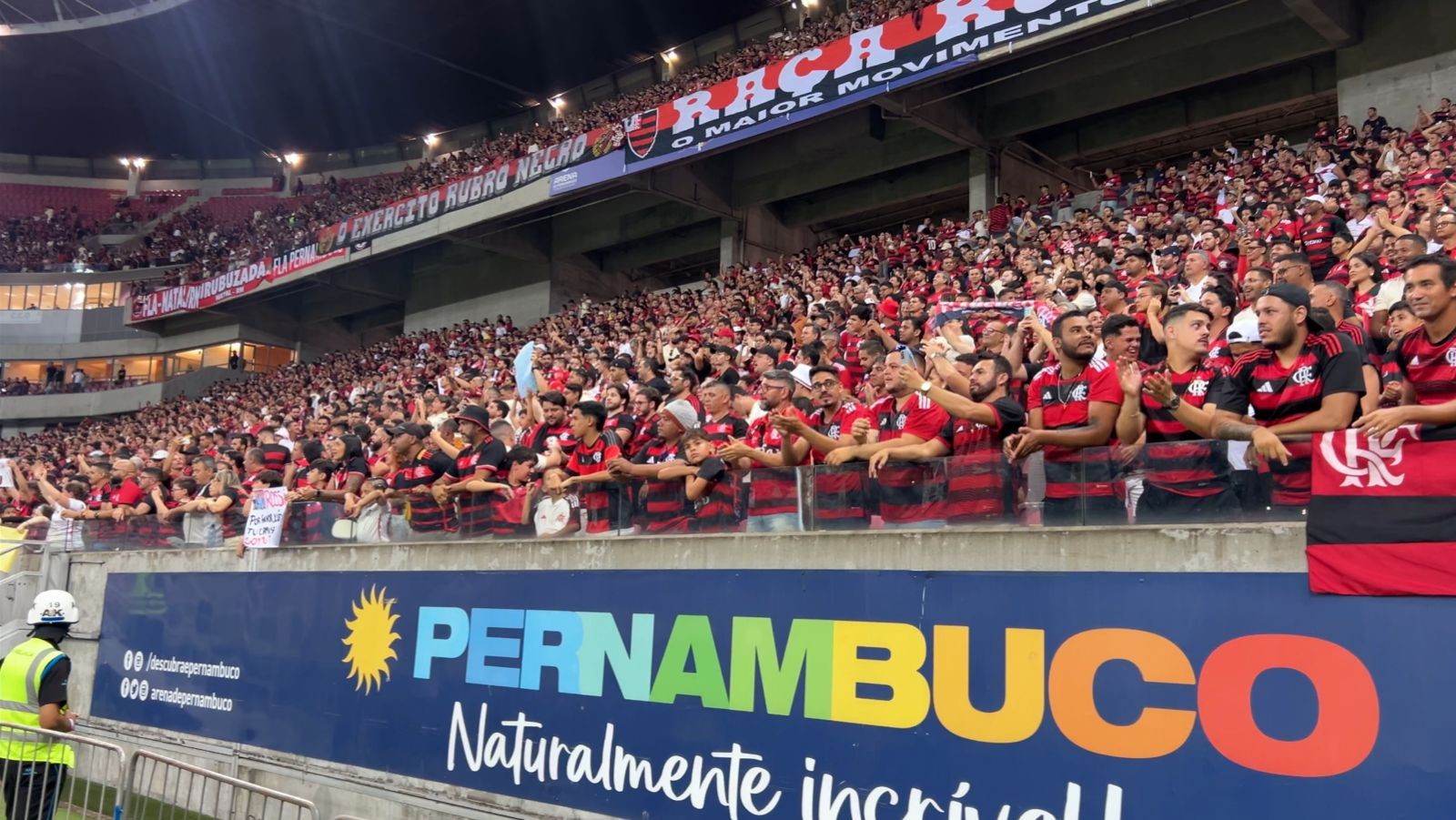 Flamengo arrasta 25 mil torcedores e desafia Sport em arena cheia na disputa em Pernambuco