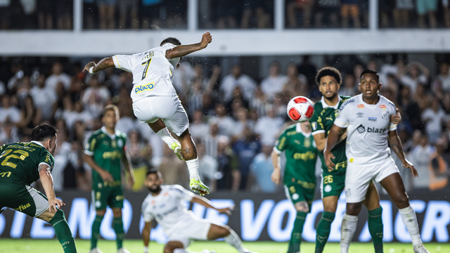 Otero sobe para cabecear e fazer gol do Santos contra o Palmeiras