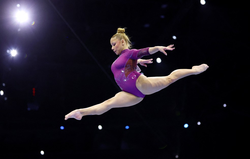 Flávia Saraiva na final da trave no Mundial de Ginástica Artística 2026 — Foto: REUTERS/Piroschka Van De Wouw