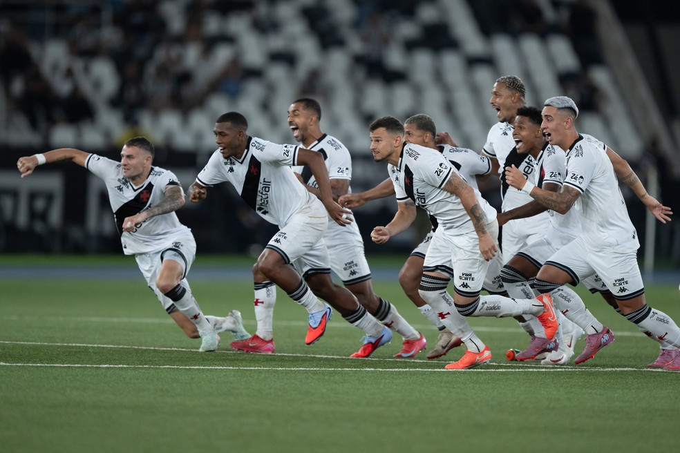 Jogadores do Vasco comemoram classificao diante do Botafogo  Foto: Jorge Rodrigues/AGIF