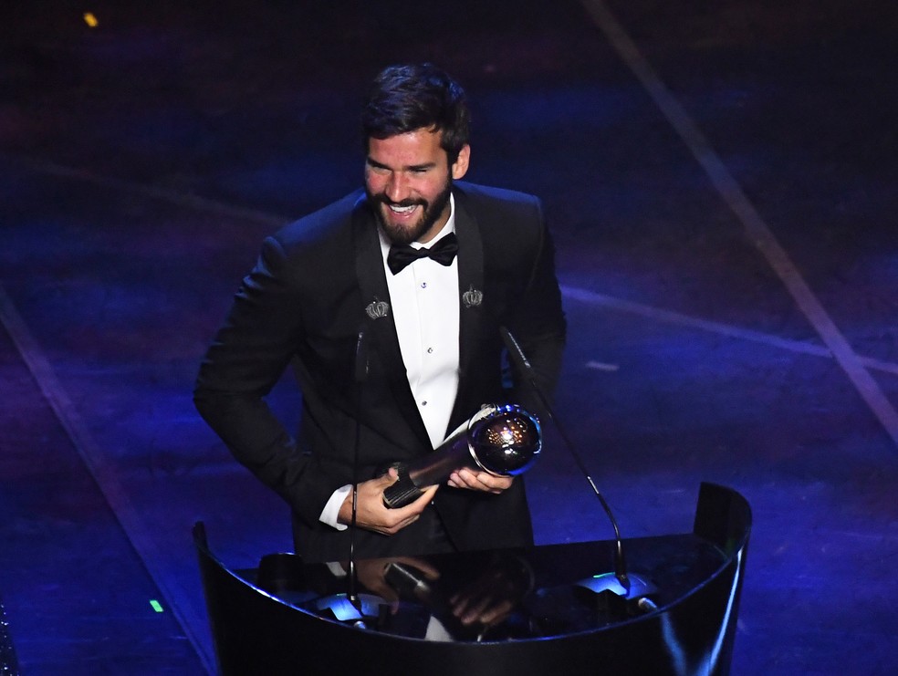 Alisson é eleito melhor goleiro do mundo e recebe prêmio de Marta