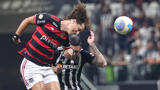 David Luiz, do Flamengo, em disputa pelo alto no jogo contra o Atlético-MG