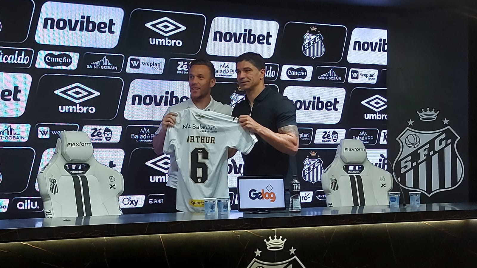Arthur cita relação com Neymar e explica acerto com o Santos: "Camisa muito pesada"