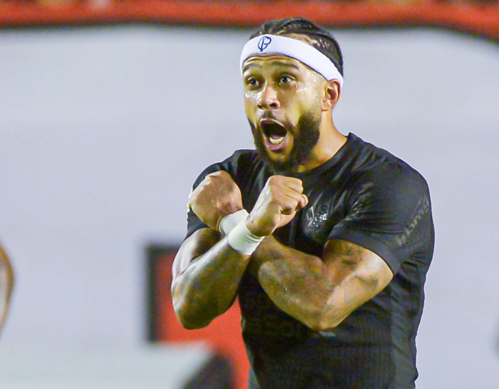 Memphis Depay comemora gol do Corinthians contra o Vitória — Foto: Jhony Pinho/AGIF