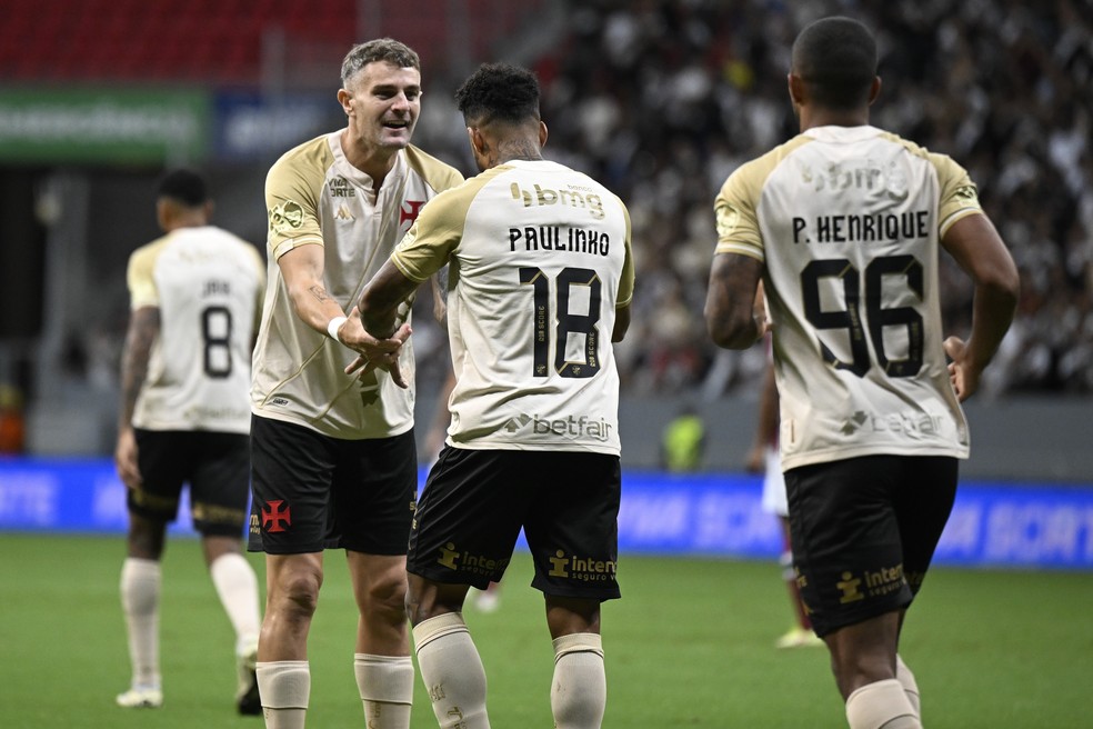 Vegetti comemora gol com Paulinho - Vasco x Fluminense � Foto: Mateus Bonomi/AGIF