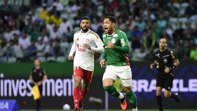 Paulinho e Vitor Roque em Palmeiras x Internacional