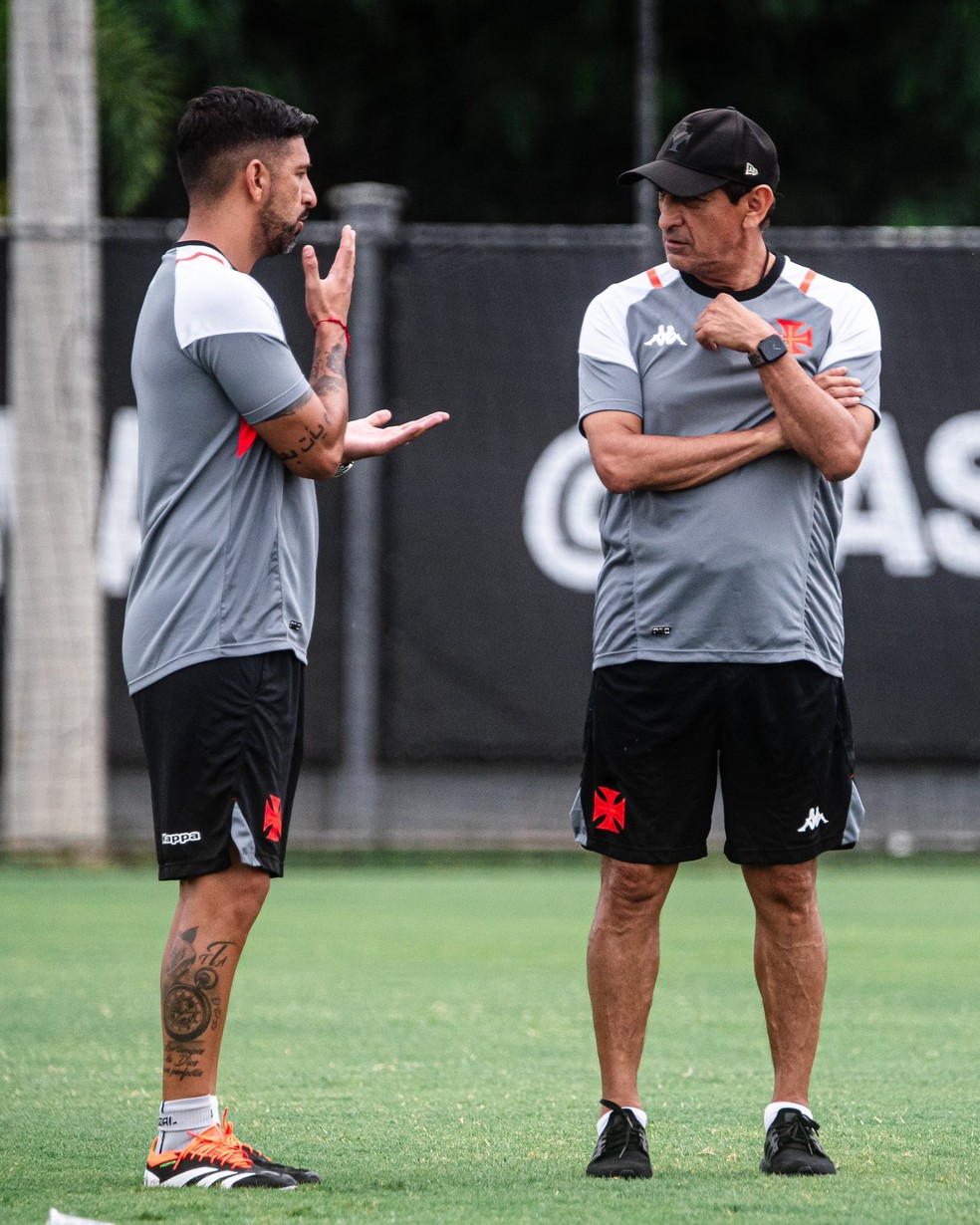 Emiliano e Ramón Díaz em treino do Vasco — Foto: Leandro Amorim/Vasco
