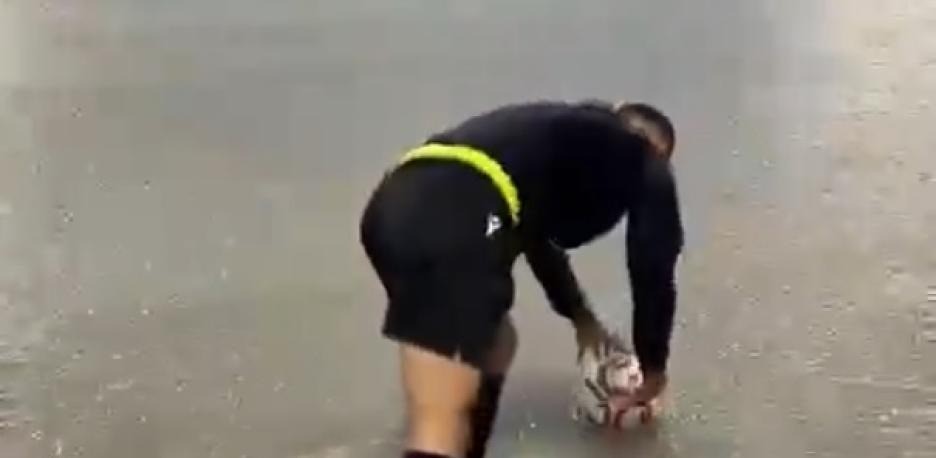 Árbitro viraliza ao fazer teste com a bola em campo alagado; veja o vídeo